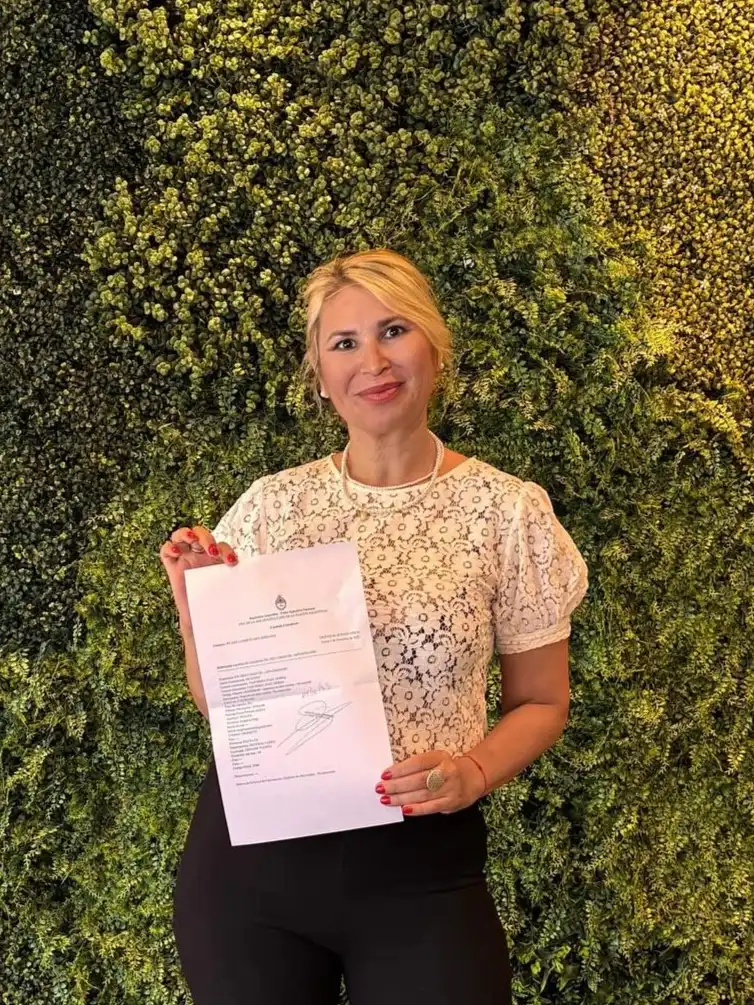 Jorgelina Reales con su certificación oficial